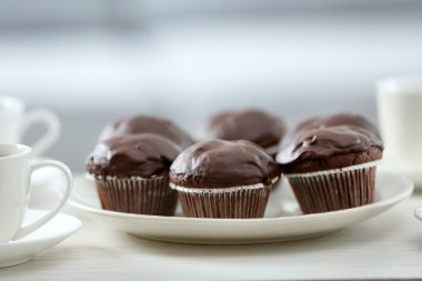 Evde yiyecek ve içecekler için arkadaşları ile tablo