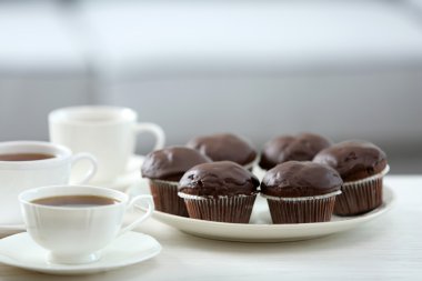 Evde yiyecek ve içecekler için arkadaşları ile tablo