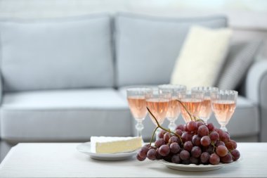 Evde yiyecek ve içecekler için arkadaşları ile tablo