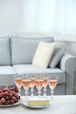 Evde yiyecek ve içecekler için arkadaşları ile tablo