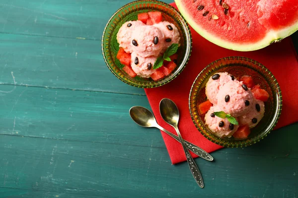 Gelato all'anguria in ciotola su sfondo di legno a colori — Foto Stock