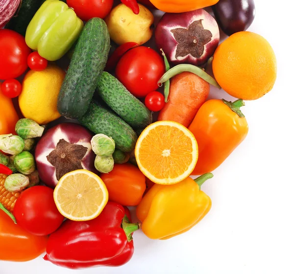 Fruits et légumes frais isolés sur blanc — Photo