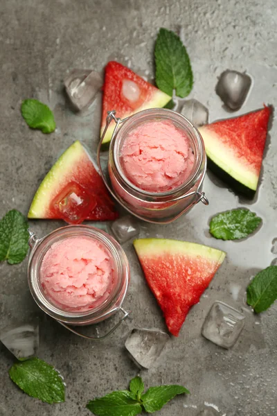 Watermeloen ijs in glazen potten op donkere achtergrond — Stockfoto