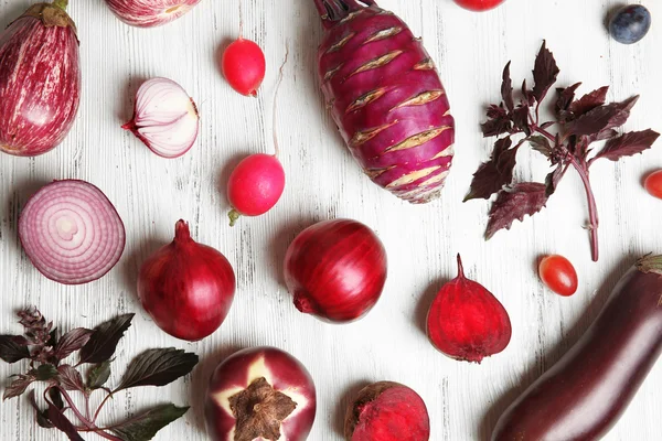 Frutas e legumes na mesa de madeira — Fotografia de Stock