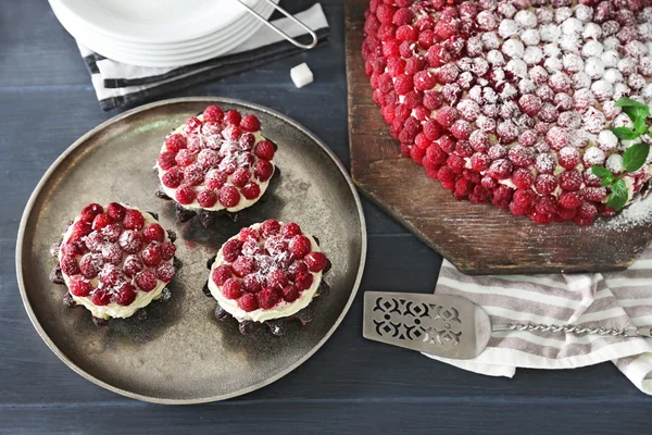 Zoete cake met frambozen op een houten achtergrond kleur — Stockfoto