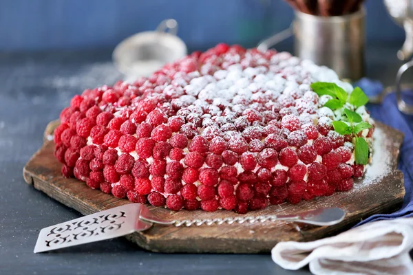 Zoete cake met frambozen op een houten achtergrond kleur — Stockfoto