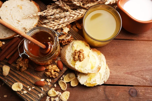 Υγιεινό πρωινό, με ψωμί, μέλι, καρύδια. Χώρα πρωινό έννοια — Φωτογραφία Αρχείου