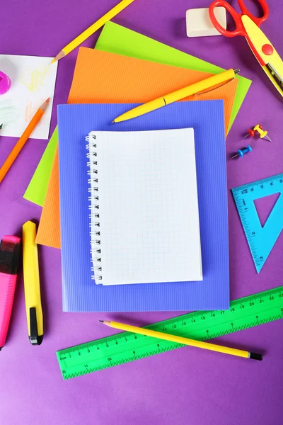 Ferramentas de escritório e estudante em fundo roxo closeup — Fotografia de Stock