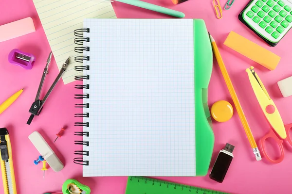 Pembe arka plan üstünde yazıhane ve öğrenci alet