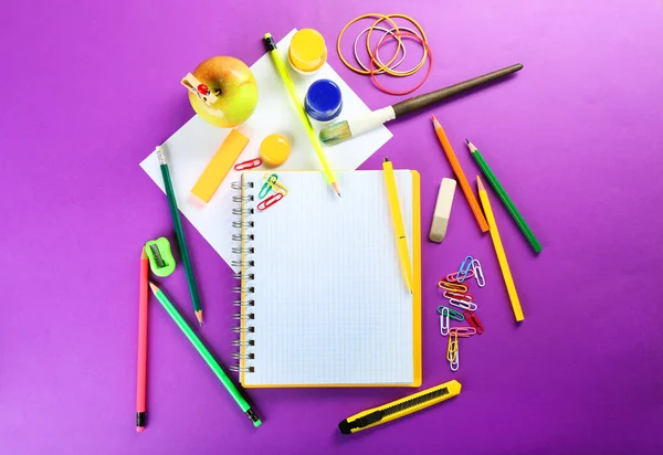 Ferramentas de escritório e estudante em fundo roxo closeup — Fotografia de Stock