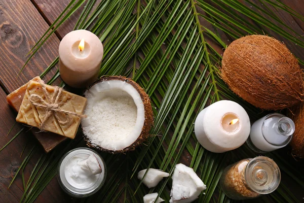 Spa produits de noix de coco sur fond de bois foncé — Photo