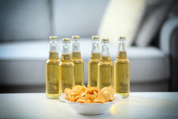 Tabel thuis met chips en drankjes voor vrienden — Stockfoto