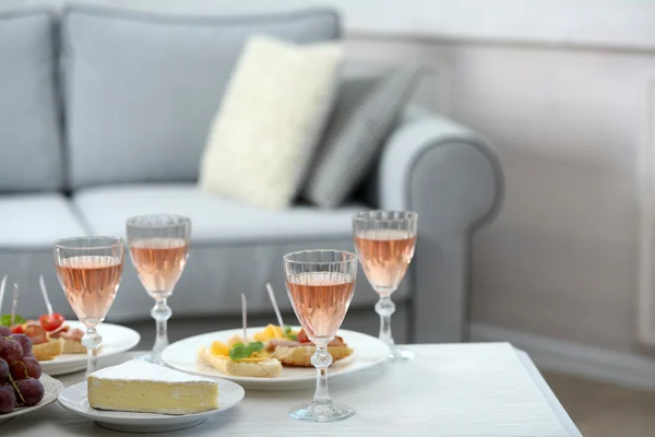 Tabel thuis met eten en drinken voor vrienden — Stockfoto