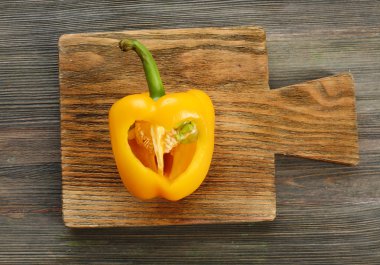 Ahşap arka plan üzerinde kalp şeklinde salata biber ile kesilmiş