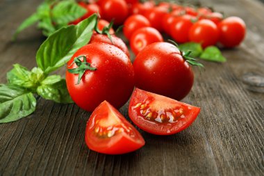 Taze domates fesleğen ahşap tablo ile yakın çekim