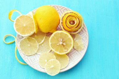 Ahşap masa üzerinde olgunlaşmış limon yakın çekim