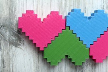 Ahşap arka plan üzerinde plastik Kalpler