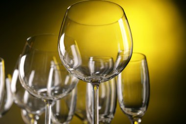 Sarı arka plan üzerinde boş şarap bardakları