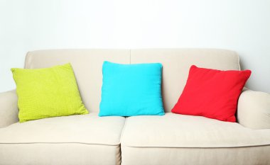 Divan, renkli yastıklar yakın çekim
