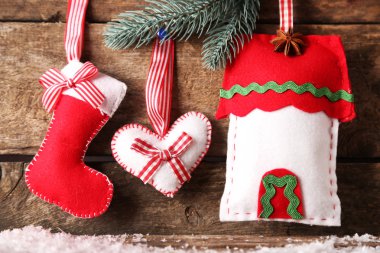 Ahşap arka planda Noel süslemeleri