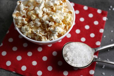 Peçete üzerinde kase tuzlu popcorn
