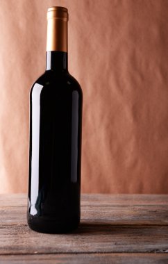 ahşap masa üstünde kırmızı şarap şişe