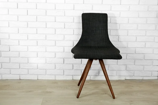 Moderní židle na cihlovou zeď pozadí — Stock fotografie