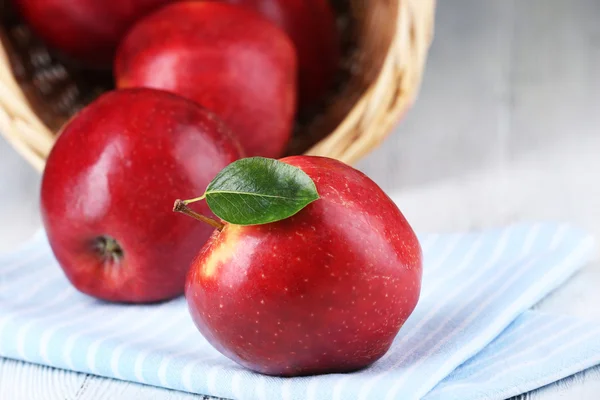 Спелые красные яблоки на столе рядом — стоковое фото
