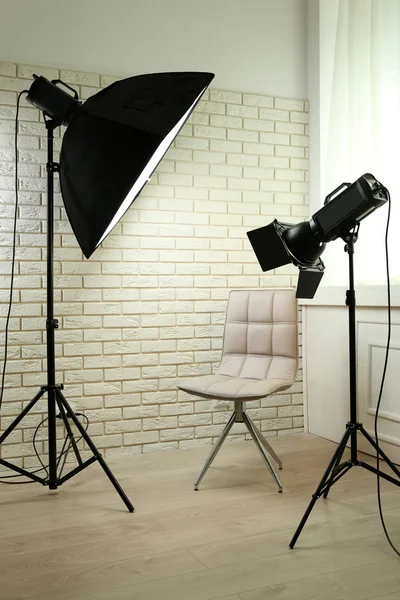 Fotostudio med modern interiör och belysningsutrustning — Stockfoto