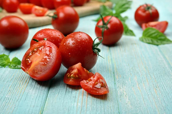 Tomates frescos com manjericão na mesa de madeira perto — Fotografia de Stock