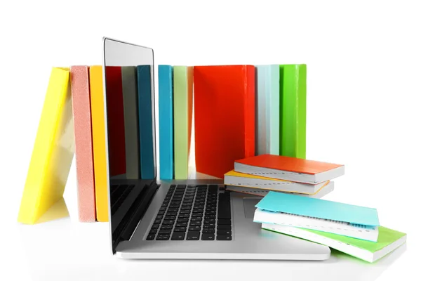 Pilha de livros com laptop isolado em branco — Fotografia de Stock