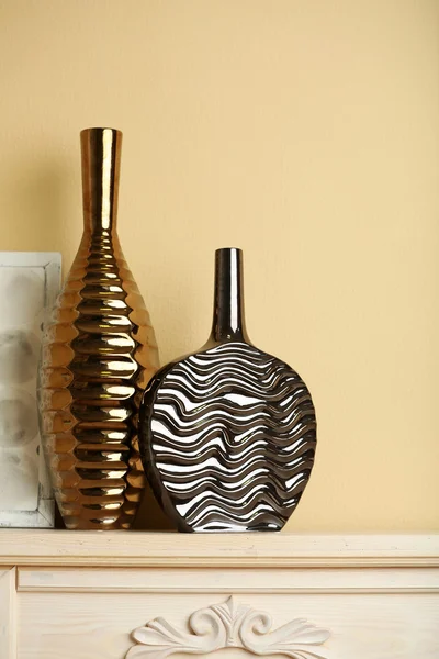 Современные вазы с декором на камине в номере — стоковое фото
