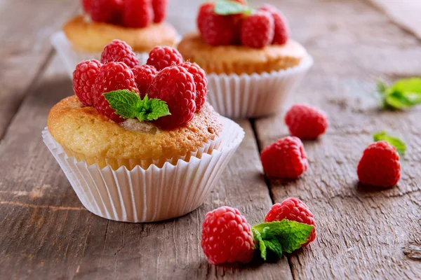 Läckra muffins med bär — Stockfoto