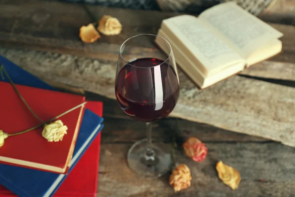 Bela composição com copo de vinho — Fotografia de Stock