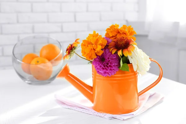 Mooie bloemen in decoratieve vaas op tafel, op lichte achtergrond — Stockfoto