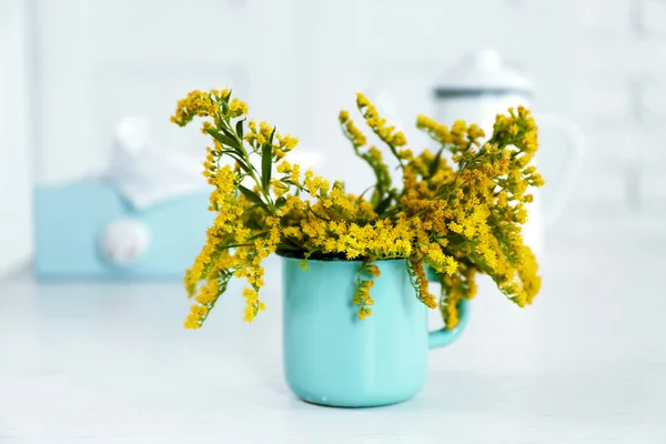 Hermosas flores en jarrón decorativo en la mesa, sobre fondo claro —  Fotos de Stock