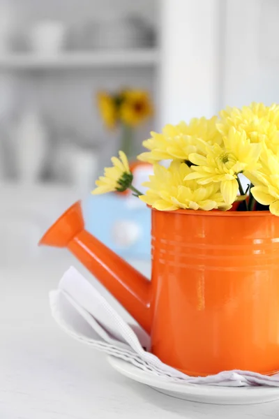 Hermosas flores en jarrón decorativo en la mesa, sobre fondo claro —  Fotos de Stock