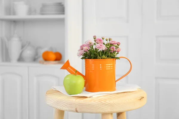 Hermosas flores en jarrón decorativo sobre fondo claro — Foto de Stock