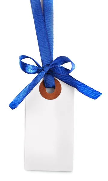 Etiqueta regalo en blanco con lazo aislado en blanco — Foto de Stock