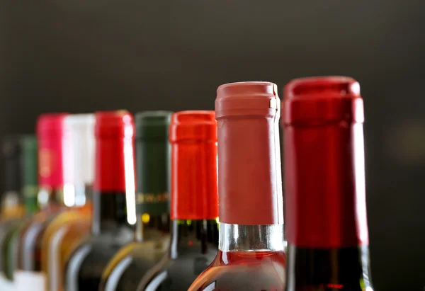 Láhve vína v řadě — Stock fotografie