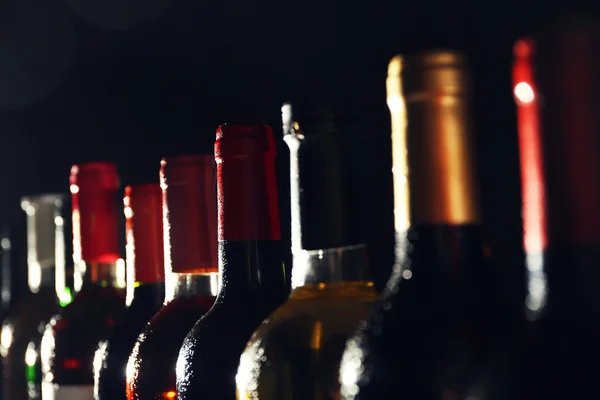 Botellas de vino en una fila —  Fotos de Stock