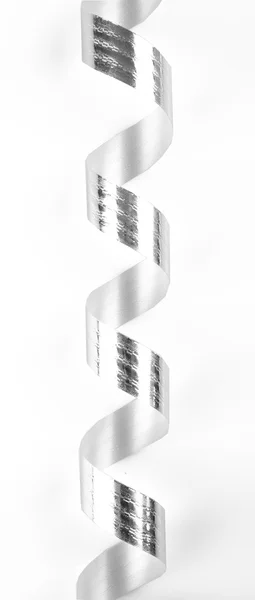 Gümüş serpantin beyaz izole — Stok fotoğraf