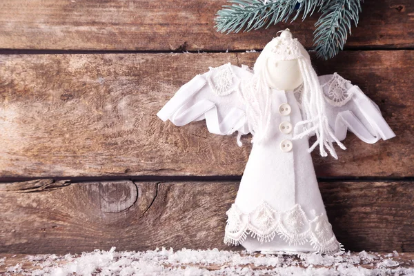 Рождественский ангел на деревянном фоне — стоковое фото