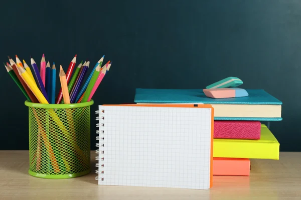 Matériel scolaire sur table en bois — Photo