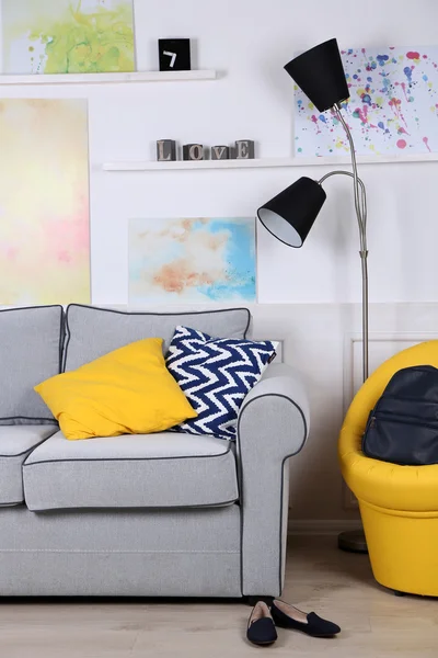 Mooie moderne woonkamer met grijze bank en vloerlamp — Stockfoto