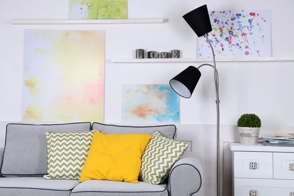 Mooie moderne woonkamer met grijze bank en vloerlamp — Stockfoto