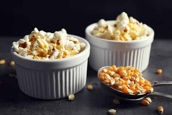 Palomitas de maíz en cuencos sobre fondo oscuro — Foto de Stock