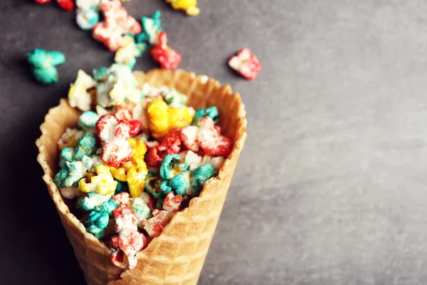 Gekleurde popcorn in de wafel cup op donkere achtergrond — Stockfoto