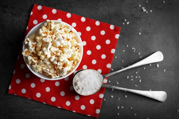 Palomitas de maíz saladas en un tazón de servilleta —  Fotos de Stock