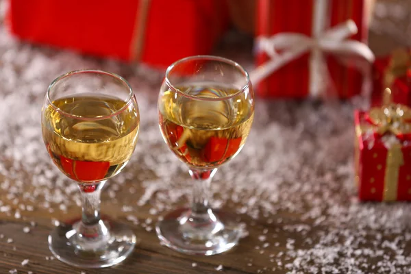 Champanhe e decoração de Natal — Fotografia de Stock